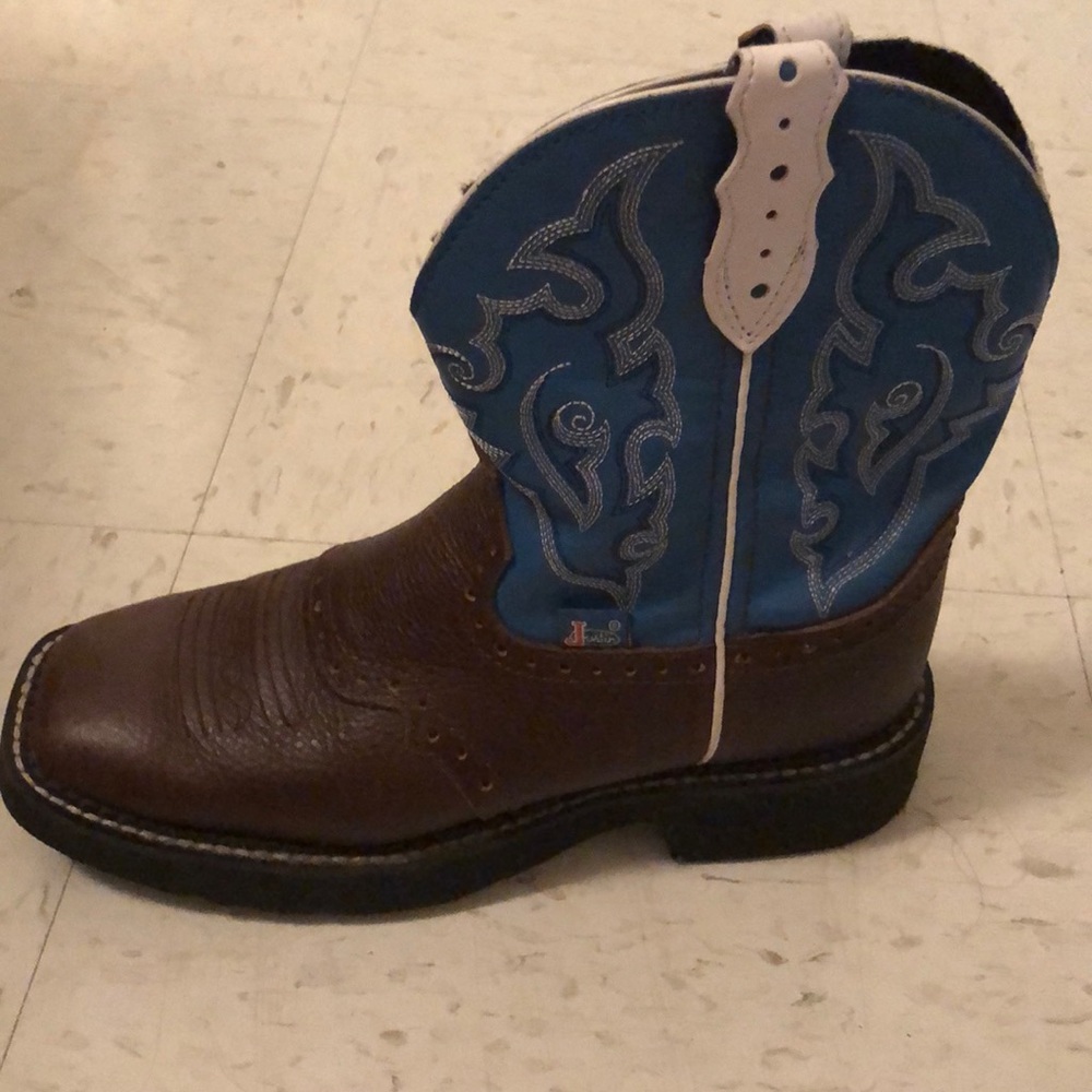 SOLD!!!! Justin woman boots